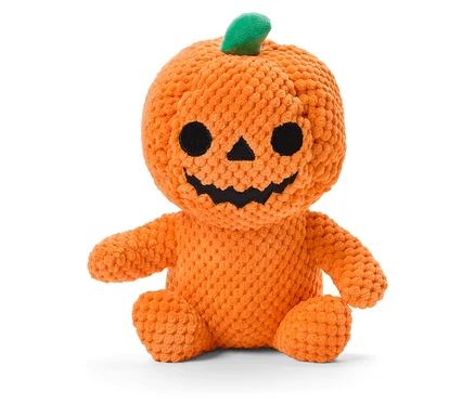 Ein orangefarbenes Kürbis-Plüschtier mit grünem Stiel, schwarzen Augen und einem Lächeln sitzt auf einem weißen Hintergrund.