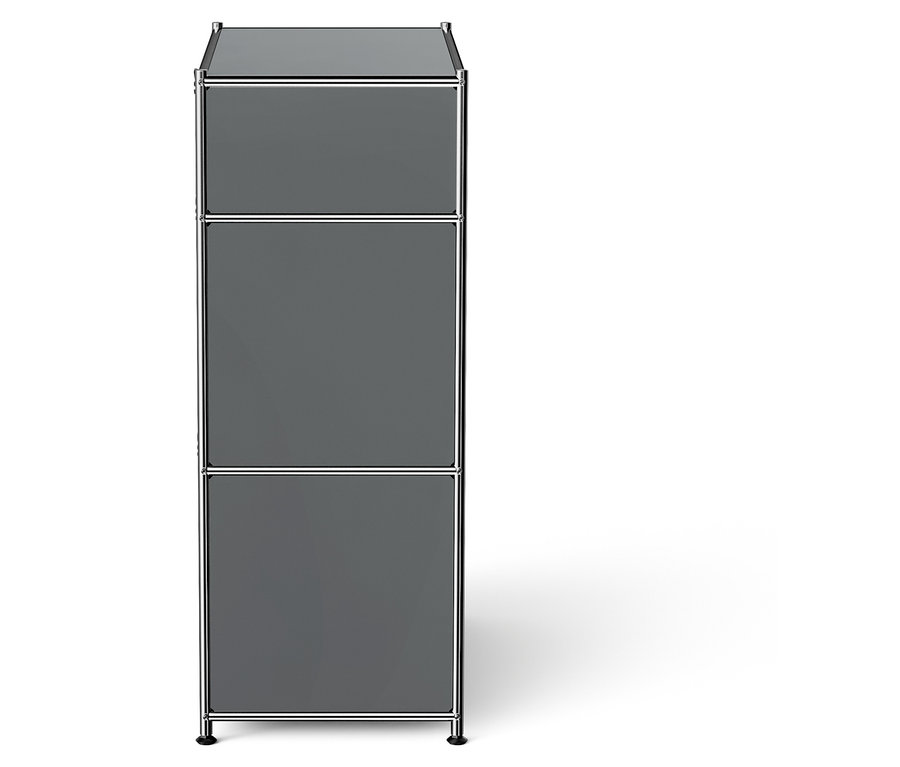 Dreistöckiger grauer Schrank mit Chromrahmen steht auf einem weißen Hintergrund.