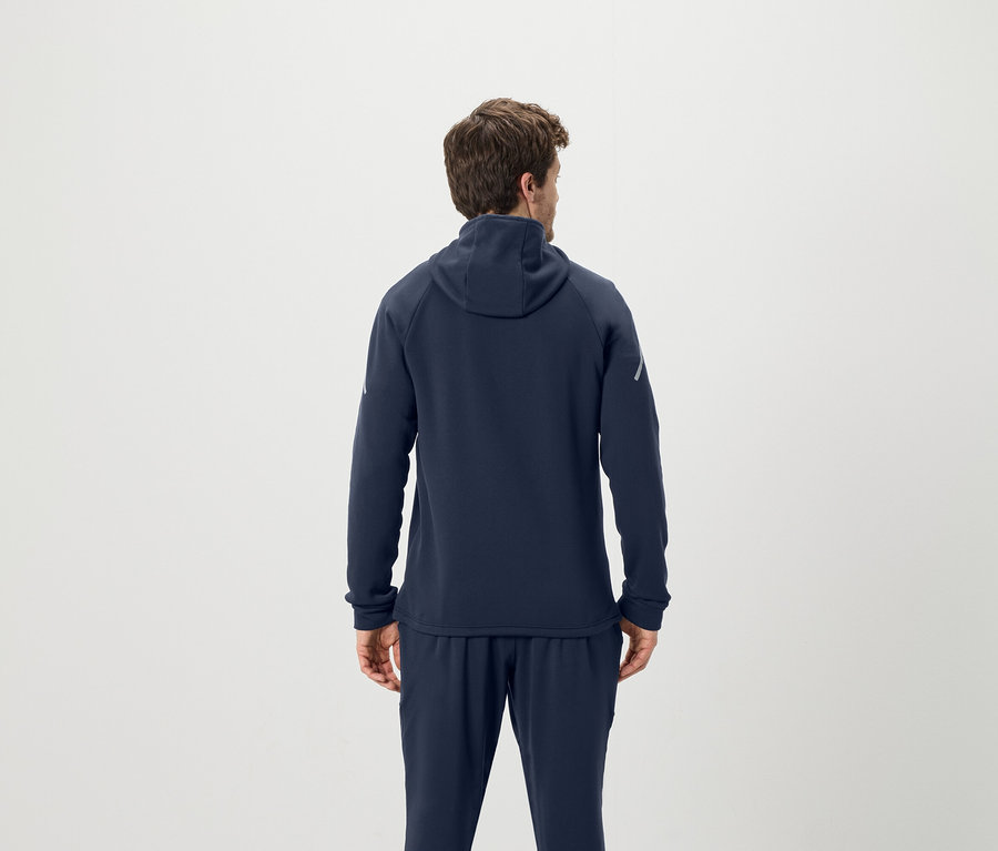 Mann von hinten trägt einen marineblauen Kapuzenpullover und eine Trainingshose.