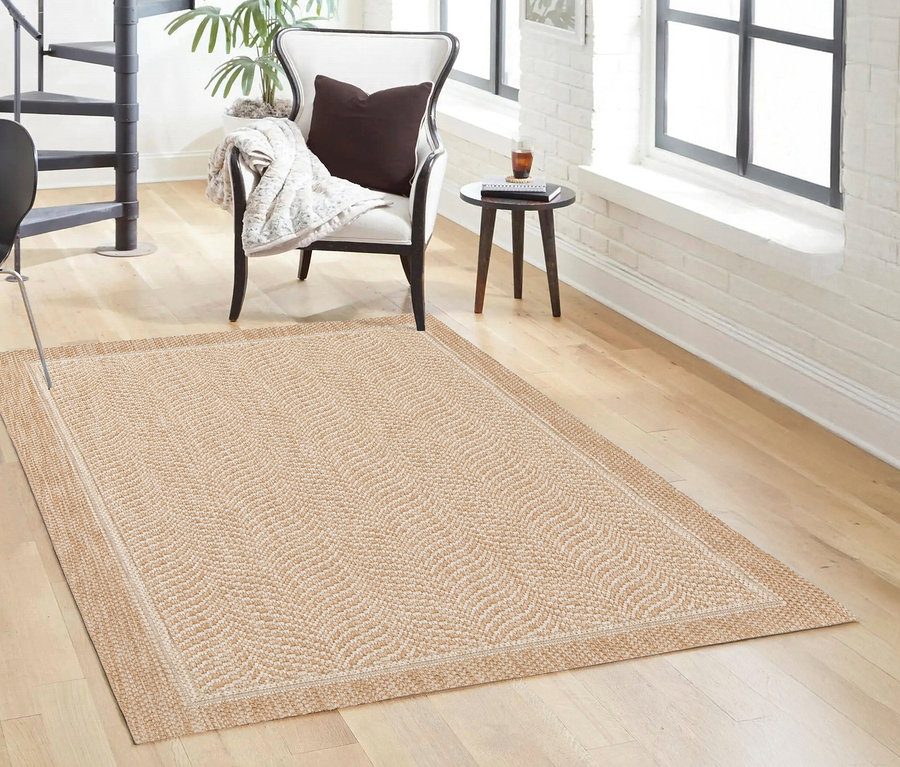 Beiger Teppich »Twine« mit Fischgrätenmuster auf Holzboden im Wohnzimmer.