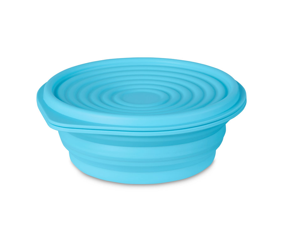 Ein blauer, faltbarer To-go-Fressnapf.