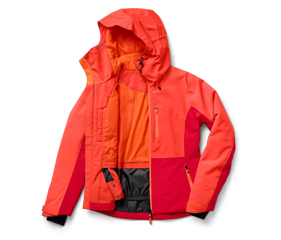 Eine offenliegende rot-orangefarbene Jacke mit Kapuze liegt auf einem weißen Hintergrund.