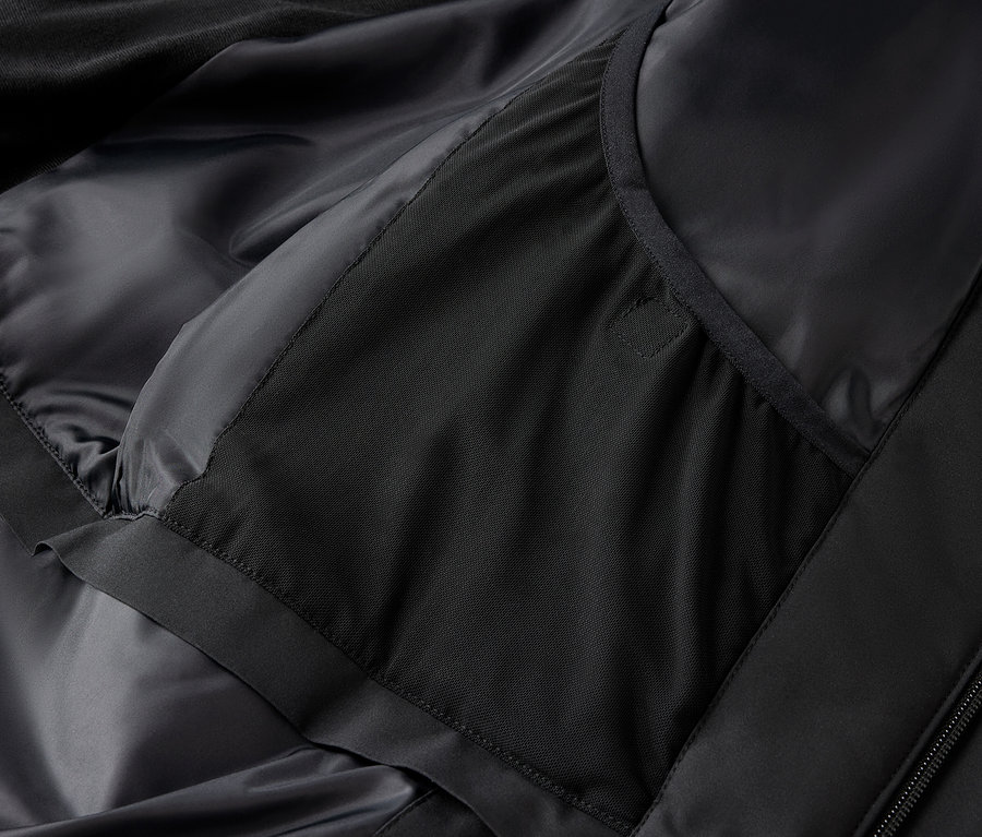 Detailaufnahme einer schwarzen Jacke mit Innentasche.