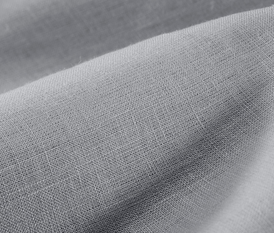 Detailaufnahme grauer Leinen-Bettwäsche in Übergröße.