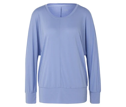 Ein hellblaues Langarmshirt.
