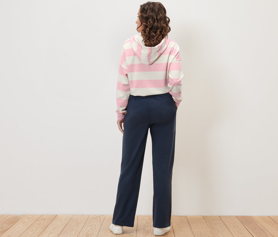 Frau von hinten in dunkelblauer Sweathose.