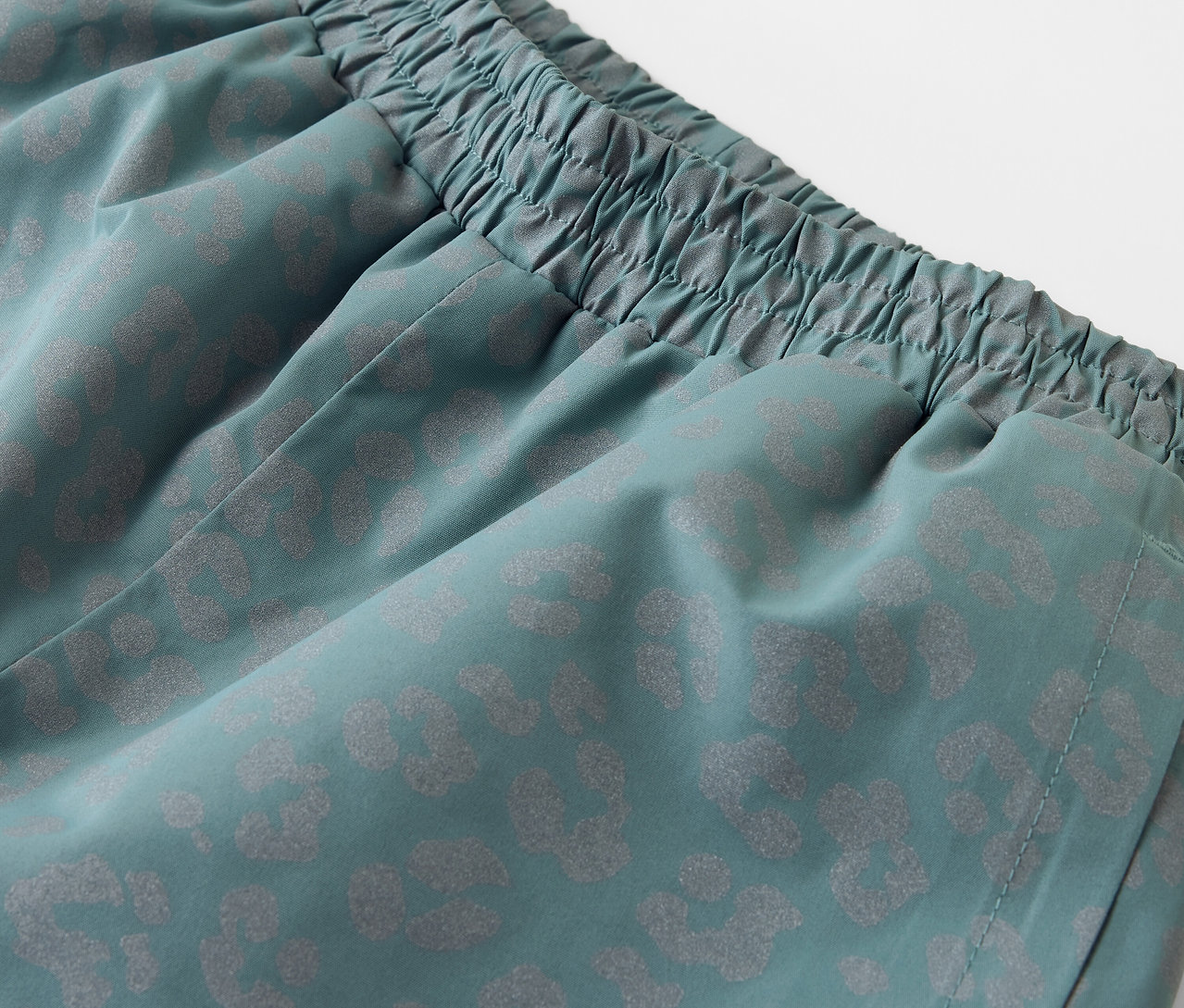 Detailansicht einer Kinder-Regenhose mit reflektierenden Elementen.