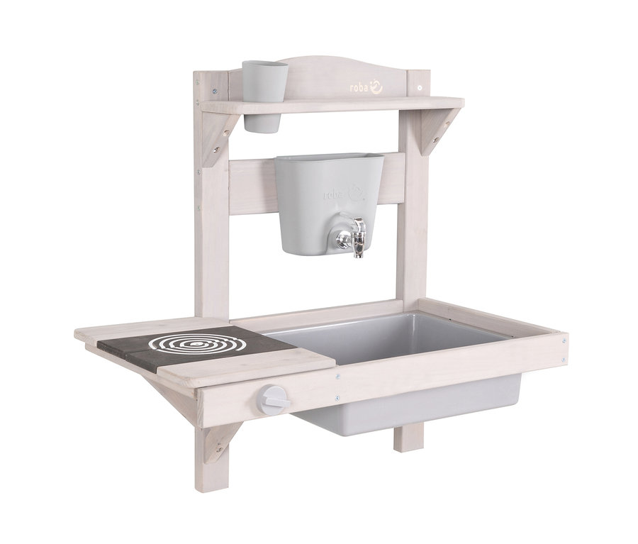 Helle, hölzerne, hängende Spielküche mit Spüle, Wasserhahn, Becher und Kochfeld.