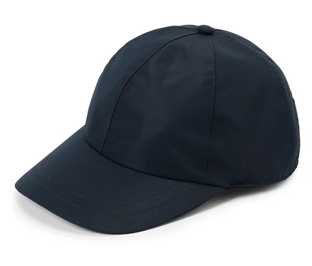 Eine marineblaue Baseballkappe liegt auf einem weißen Hintergrund.