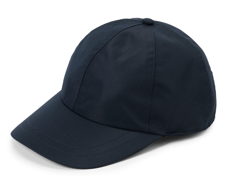 Eine marineblaue Baseballkappe liegt auf einem weißen Hintergrund.