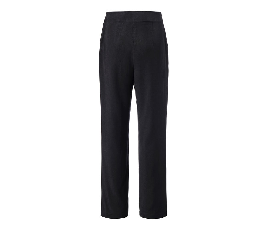 Schwarze Bundfaltenhose.