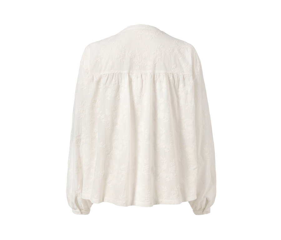 Detailansicht der Rückseite einer Bluse mit Stickerei.