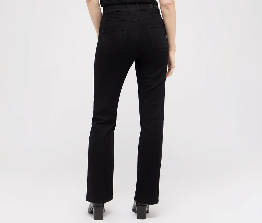 Rückansicht einer Frau in schwarzen Angels Denim »Lara« Straight Fit Jeans und hochhackigen Schuhen.