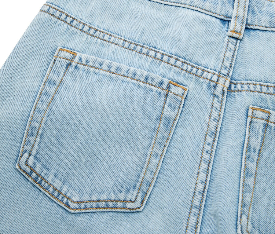 Detailansicht der Rückseite einer hellblauen Jeans mit Taschen.