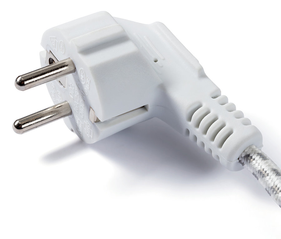 Detailaufnahme eines weißen Steckers mit zwei Stiften und grauem geflochtenem Kabel passend zum Prym Mini-Dampfbügeleisen.