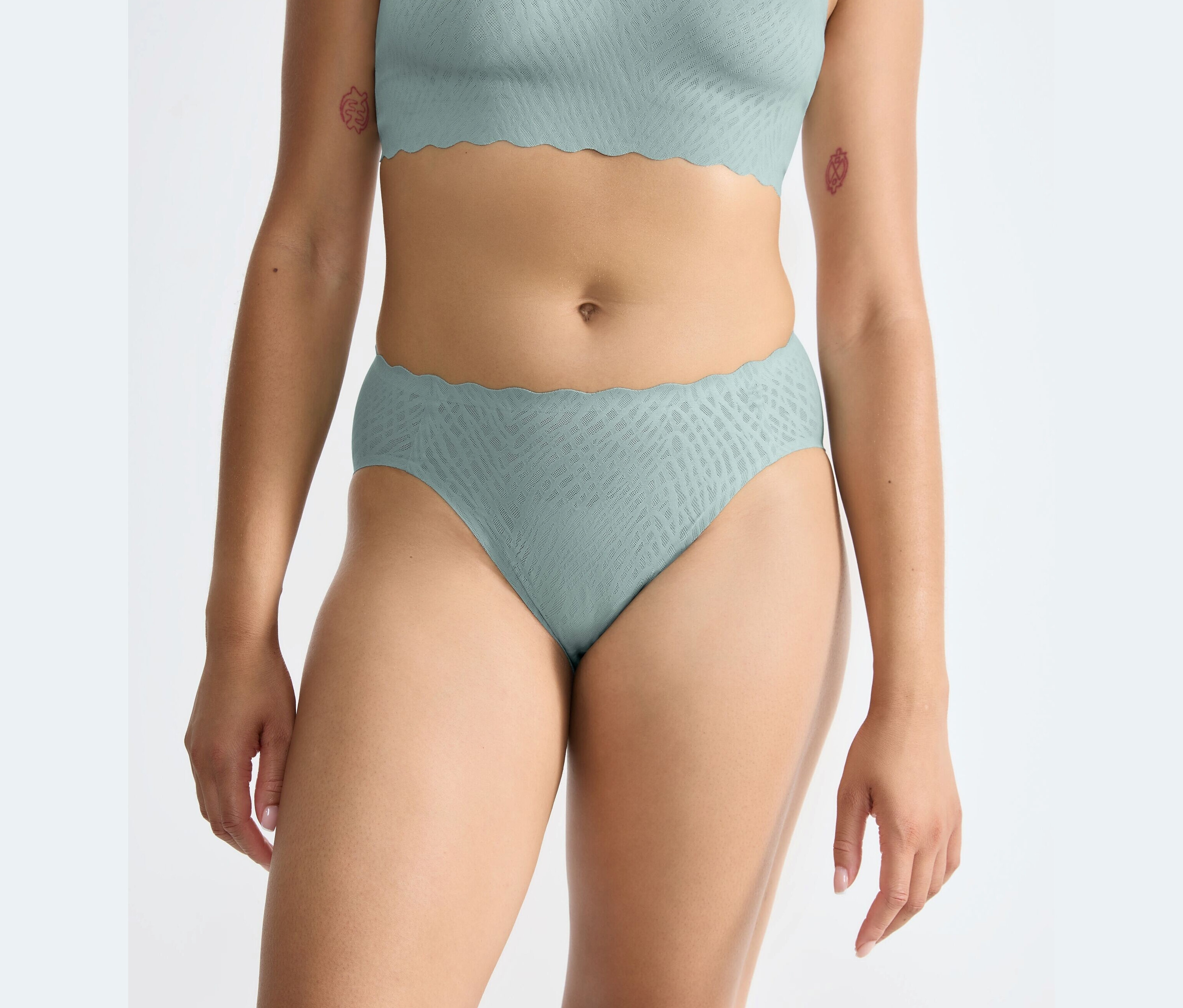 Eine Frau trägt sloggi ZERO Feel Bliss High leg, misty turquoise.