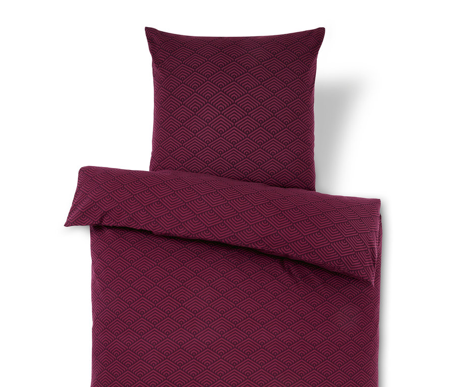 Weinrote Bettwäsche mit geometrischem Muster und Kopfkissen.