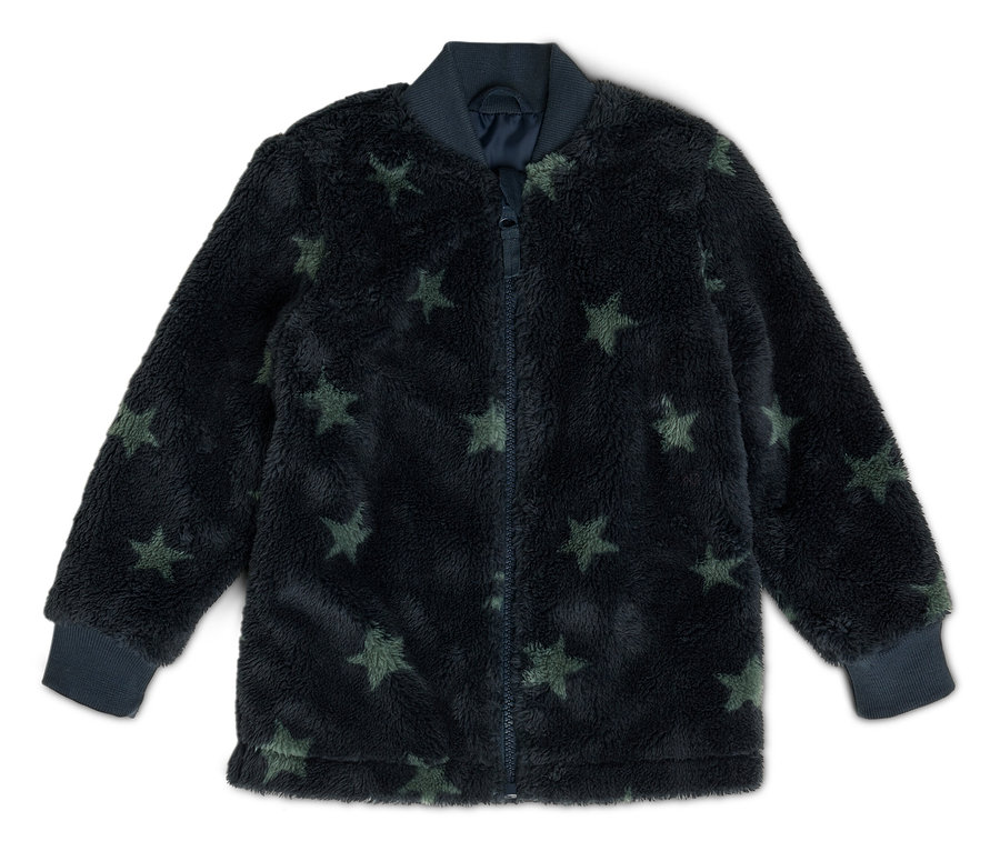 Jacke mit Sternenmuster auf weißem Hintergrund.
