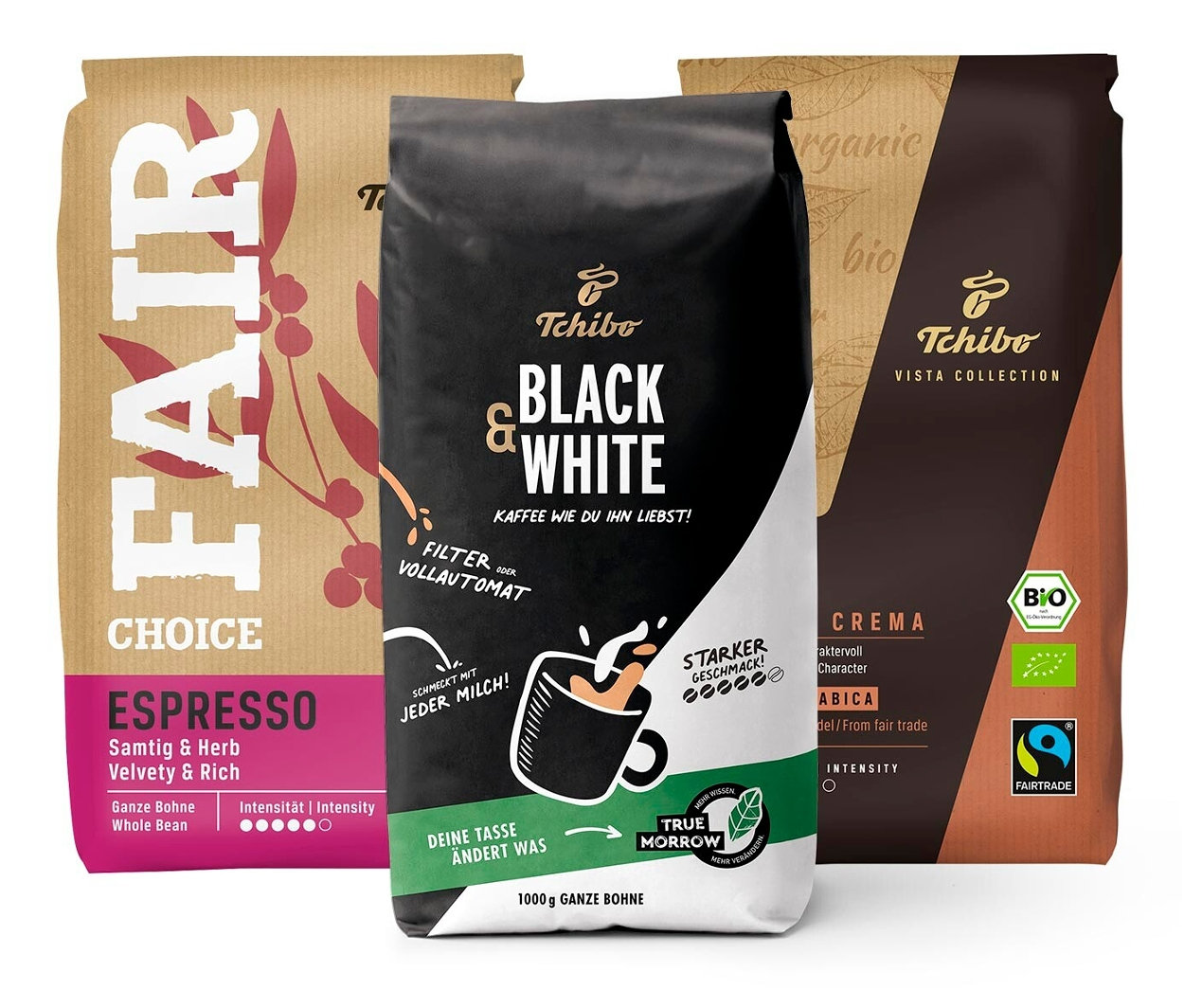 Drei Kaffeepackungen verschiedener Marken und Farben. Die Packung links ist braun mit der Aufschrift FAIR CHOICE ESPRESSO. In der Mitte befindet sich eine schwarz-weiße Packung mit der Aufschrift Tchibo Black & White. Die Packung rechts ist braun mit der Aufschrift Tchibo Vista Collection. Das "Probierset \"Für jeden Geschmack\" - 3 x 1 kg Ganze Bohne" ist sichtbar.