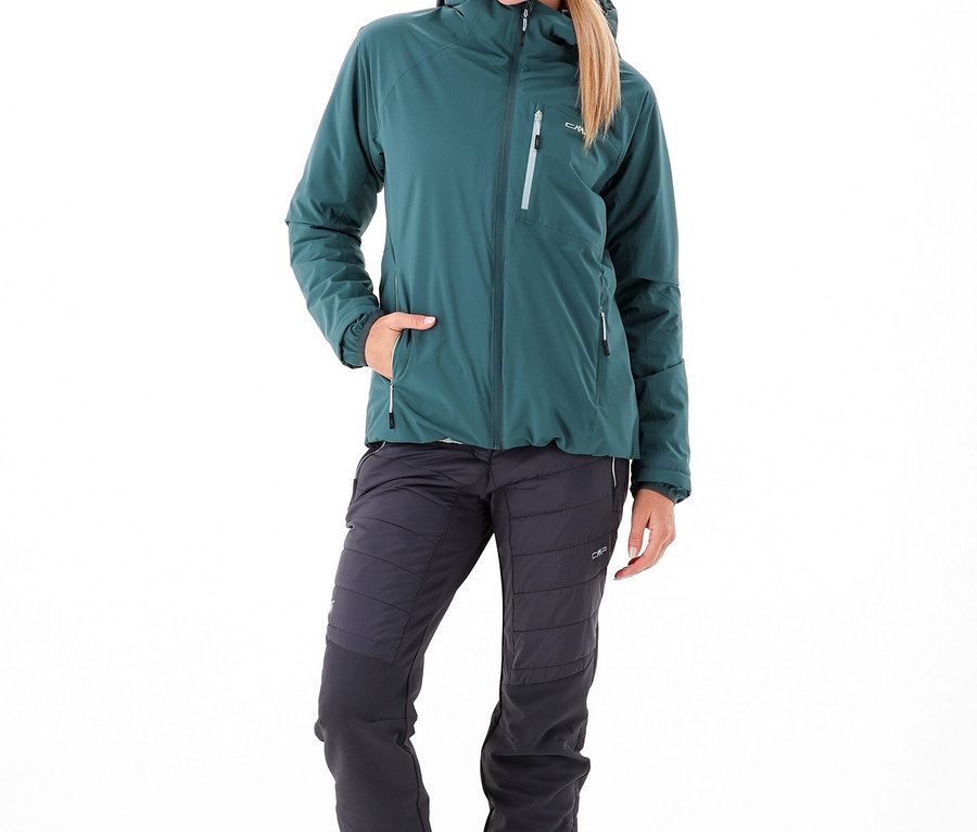 Frau trägt CMP Hybride Damen-Trekkinghose, Jacke und Mütze.