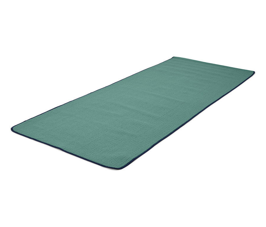 Ein grünes Strandtuch mit dunkelblauer Bordüre auf weißem Hintergrund.