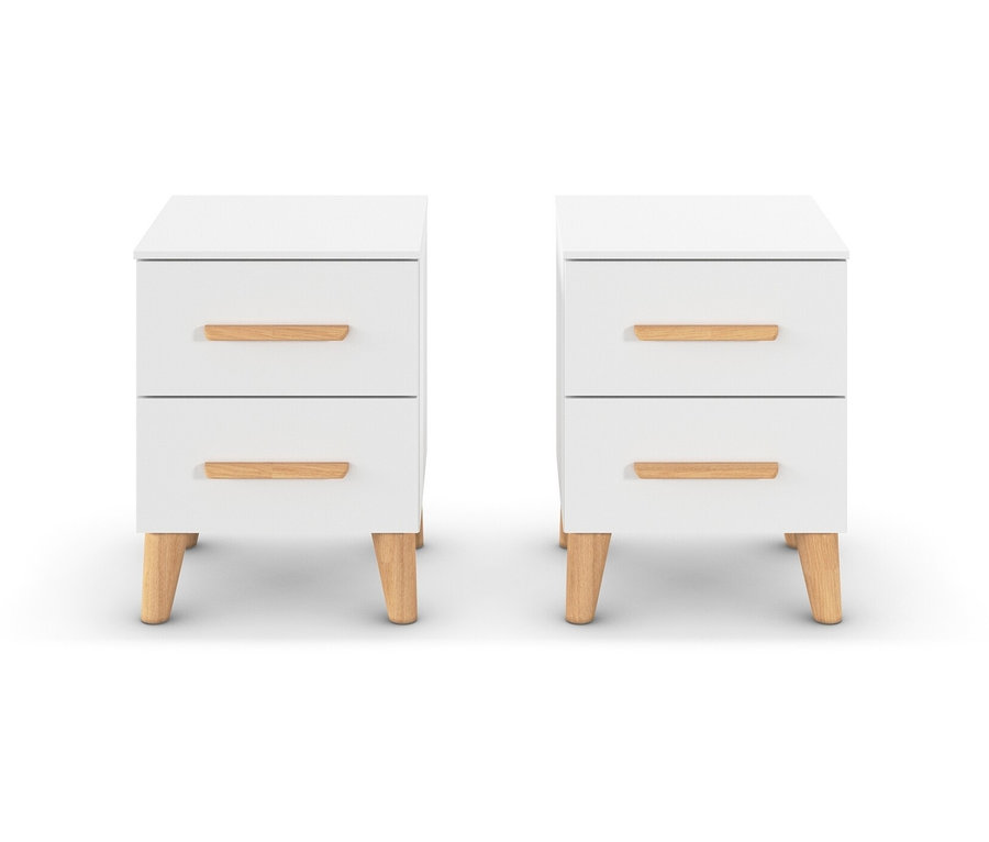 Zwei weiße Nachttische mit je zwei Schubladen und Holzfüßen.