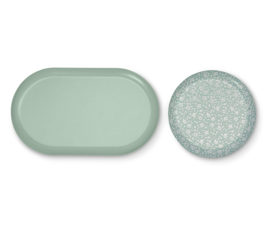 Ein hellgrünes, ovales Tablett und ein rundes Tablett mit Blumenmuster.