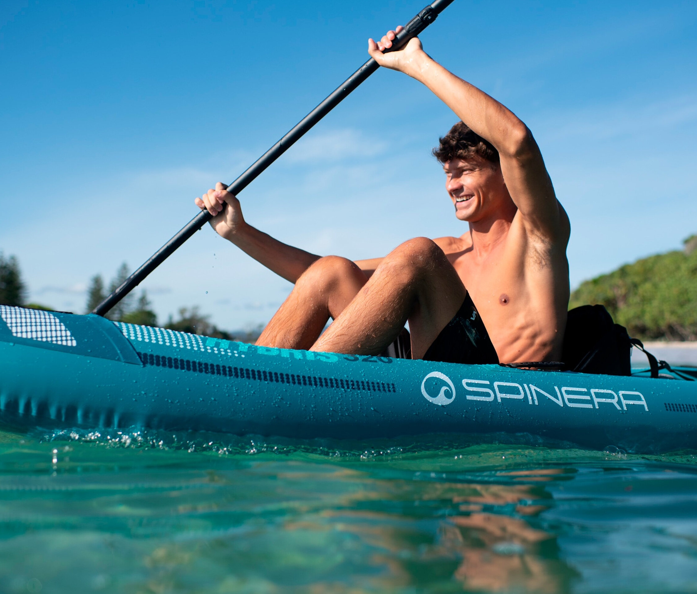 Mann paddelt im Spinera Hybris 320 1-Personen-Kajak auf dem Wasser.