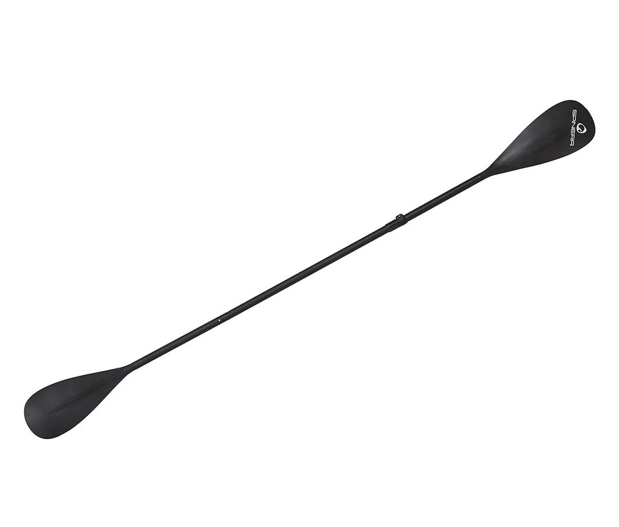 Ein schwarzes Spinera SUP- und Kajak-Paddel Classic liegt diagonal auf einem weißen Hintergrund.