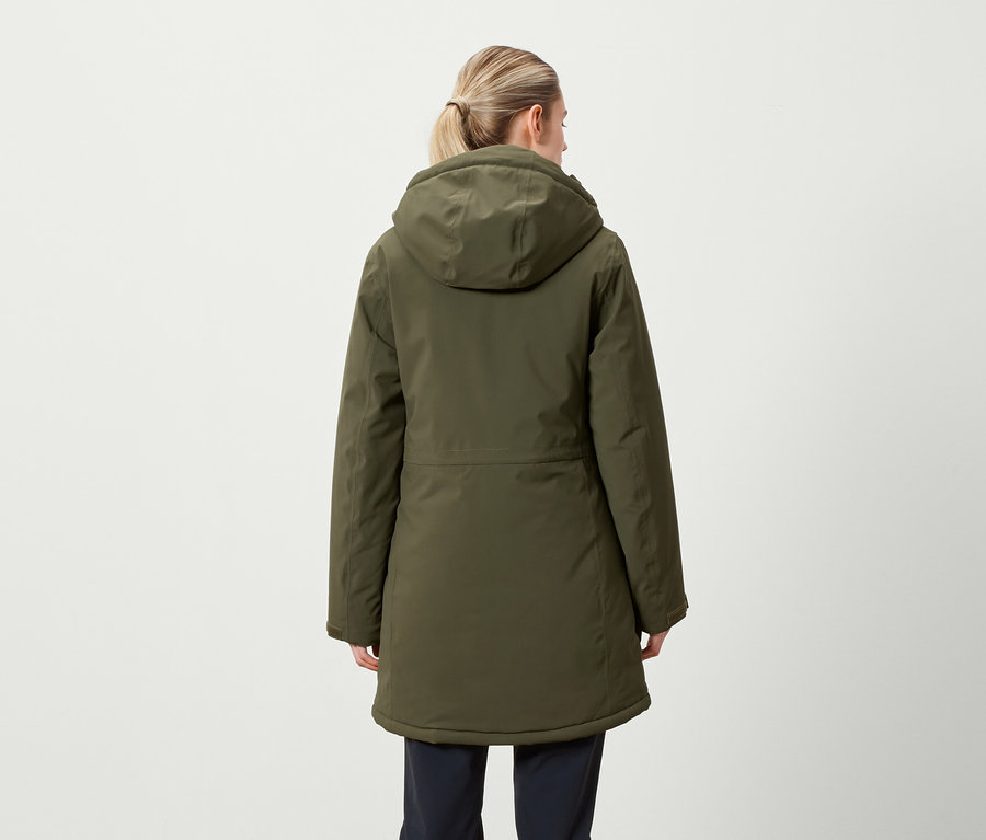 Rückansicht einer Frau mit blonden, zu einem Pferdeschwanz zusammengebundenen Haaren, die eine olivgrüne Winterjacke mit Kapuze trägt.