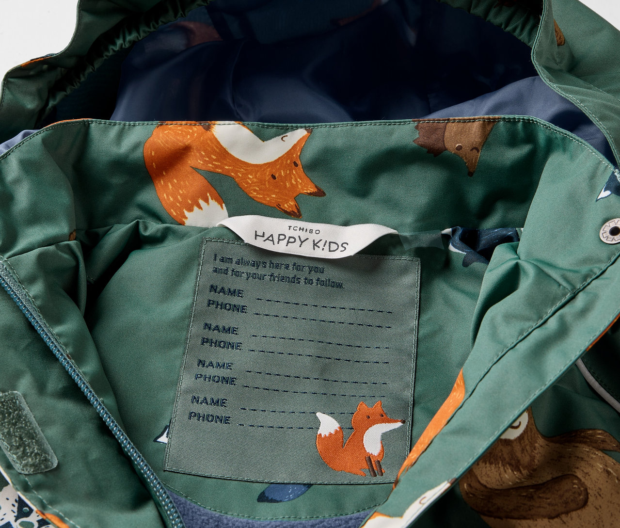 Detailansicht einer Kinder-Thermo-Regenjacke mit Waldtiermuster.