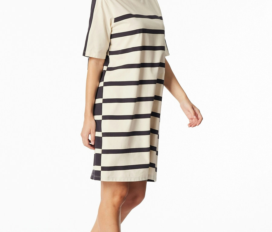 Frau trägt ein gestreiftes T-Shirt-Kleid in Marineblau und Creme.