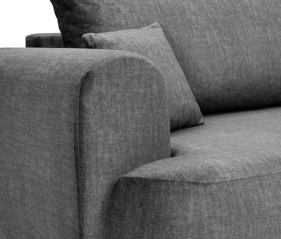Detailansicht eines grauen Sofas mit Armlehne und Kissen.