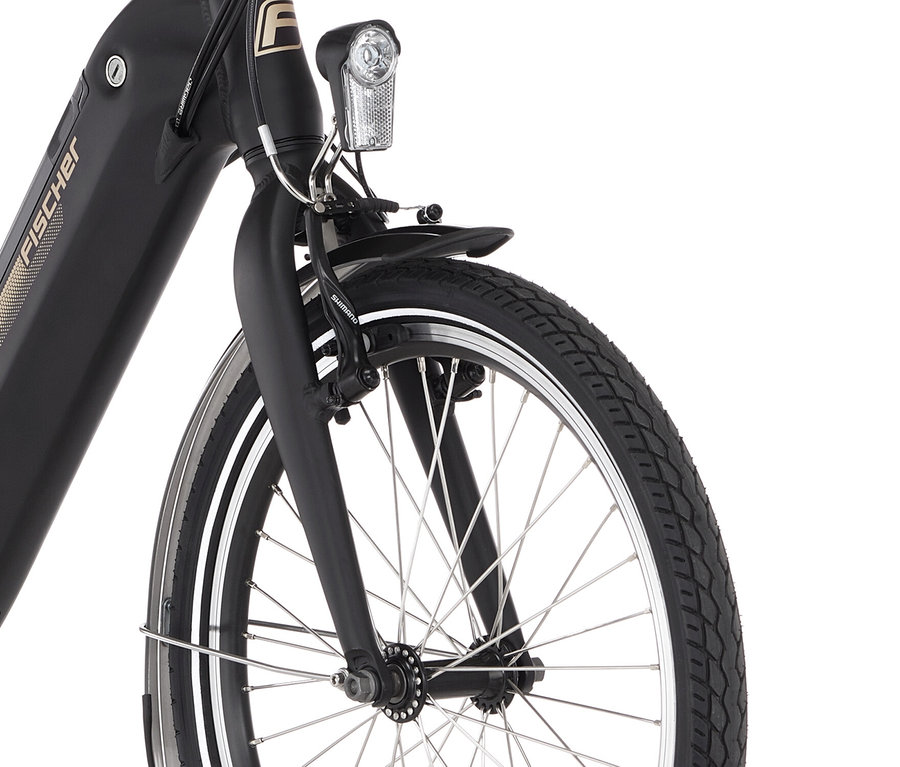 Nahaufnahme des Vorderreifens und der Gabel eines schwarzen Fischer Cita Agilo 2.0 Faltrad.