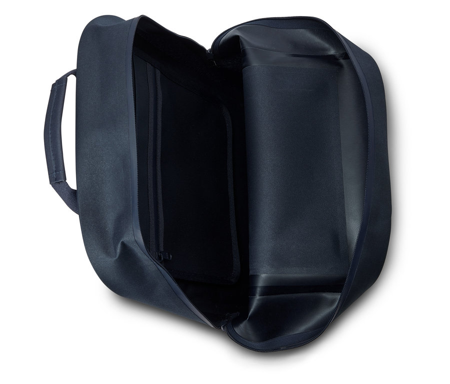 Geöffnete, marineblaue Tasche mit Griff und Reißverschluss, von oben fotografiert.