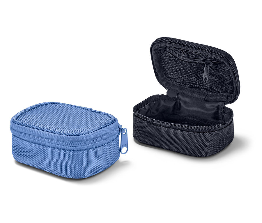 Zwei Mini-Reise-Ordnungstaschen, eine blaue geschlossen, eine schwarze geöffnet mit Netzfach.