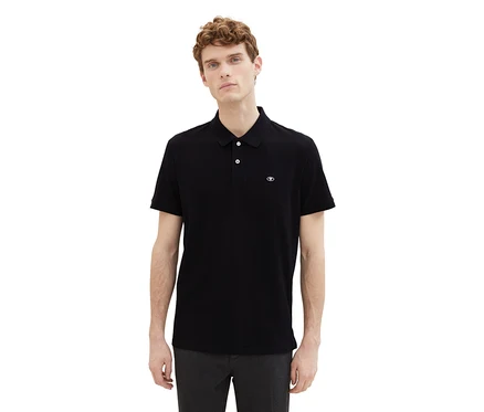 Mann trägt ein schwarzes Tom Tailor Piqué Poloshirt.