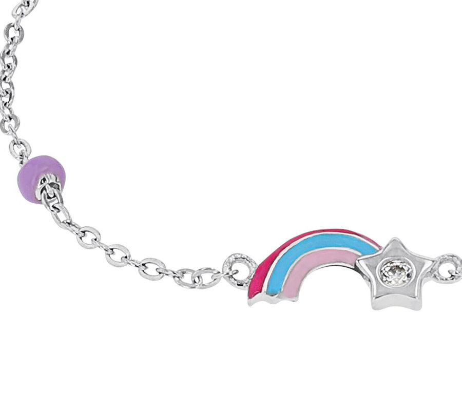 Nahaufnahme eines silbernen Armbands mit einem lila Detail, einem bunten Regenbogen und einem Stern.