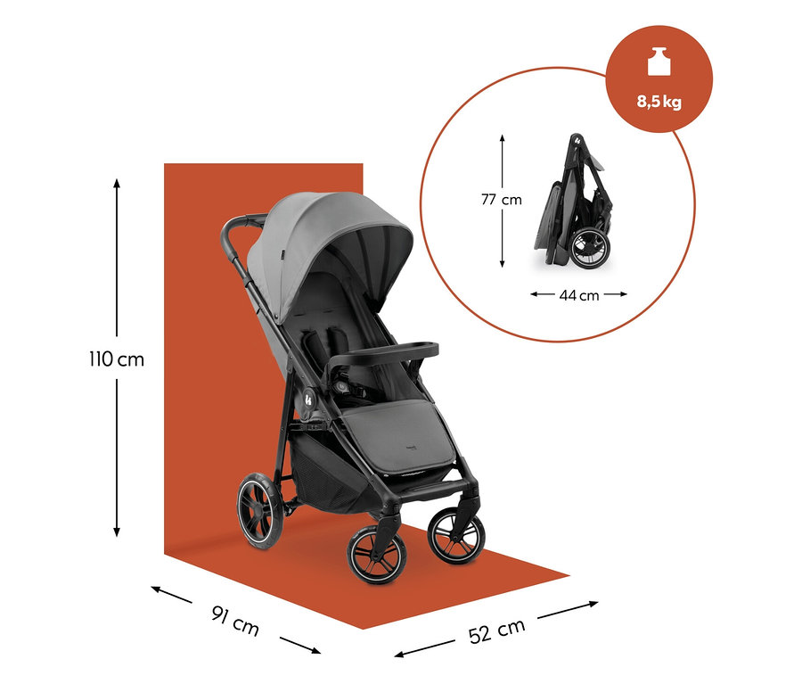 Ein grauer Kinderwagen steht auf einer orangefarbenen Oberfläche mit Maßangaben.