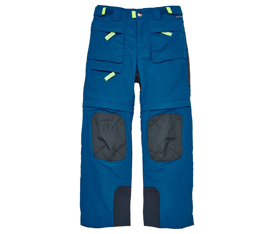 Die JAKO-O Zipp-off-Hose in Petrol ist eine lange, blaue Hose mit Taschen und neongelben Akzenten.