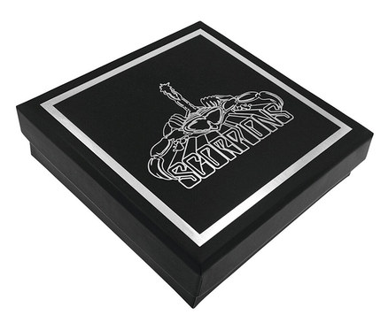 Schwarze Schatulle mit silbernem "Scorpions"-Logo.