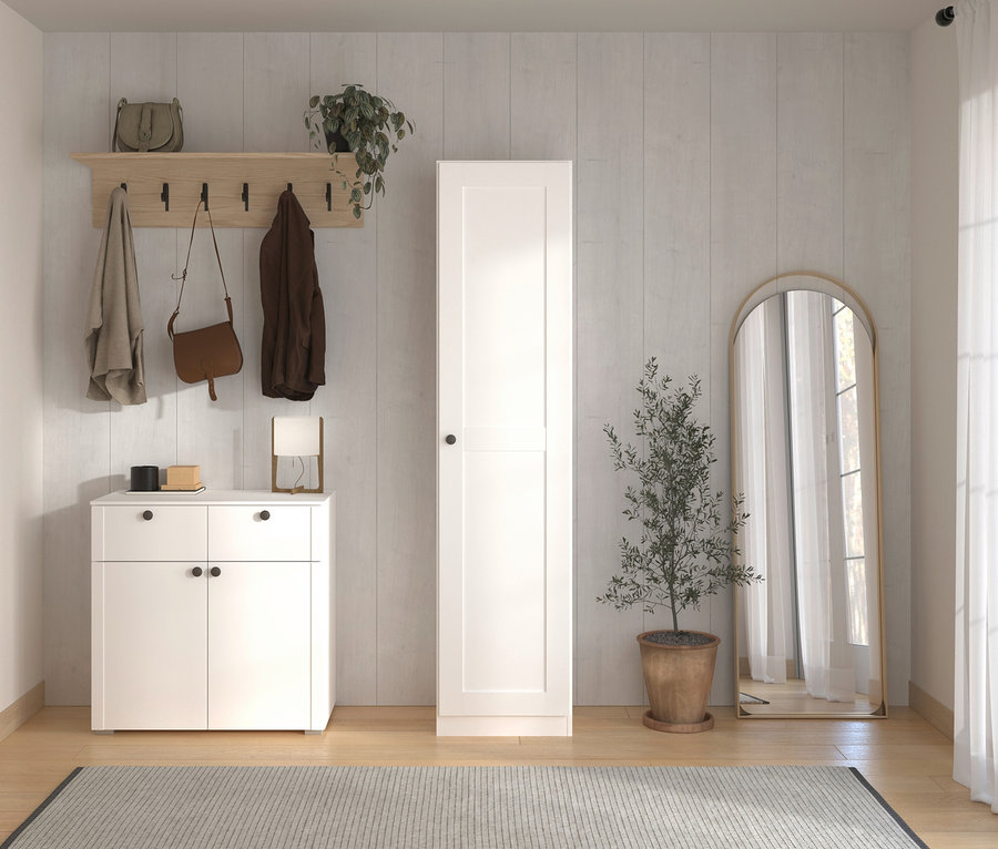 Fluransicht mit weißem Schuhschrank, Garderobenständer mit Kleidung, Spiegel und Topfpflanze.