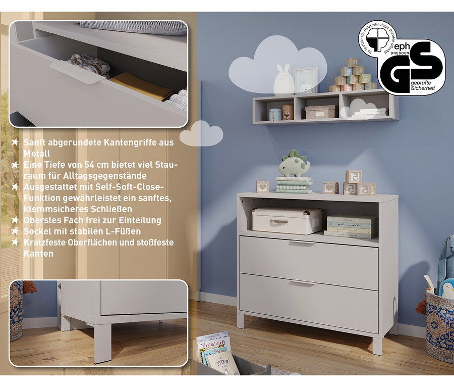 Heller Raum mit einer grauen Wickelkommode »Alkmaar«, auf der Spielsachen und Bücher stehen. An der Wand hängt ein Regal.