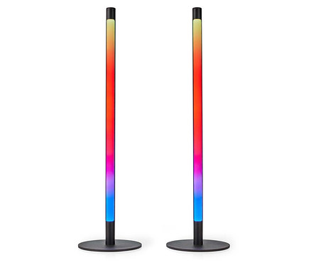 Zwei LED-Stehleuchten mit Farbverlauf von Gelb über Rot und Lila zu Blau auf schwarzen, runden Sockeln.