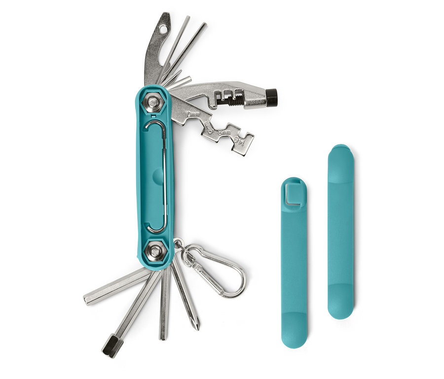 Ein Multifunktionswerkzeug mit blauem Griff und silbernen Werkzeugen liegt neben zwei blauen Reifenhebern auf einem weißen Hintergrund.