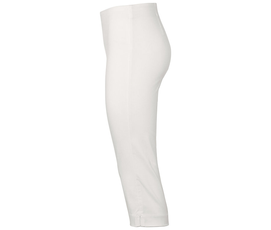 Weiße Stoffhose auf weißem Hintergrund.