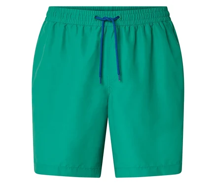 Grüne Shorts mit blauen Kordeln.