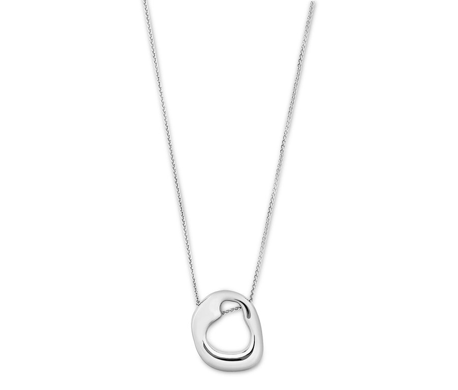 Nahaufnahme einer silberfarbenen Halskette mit einem unregelmäßig geformten Anhänger.