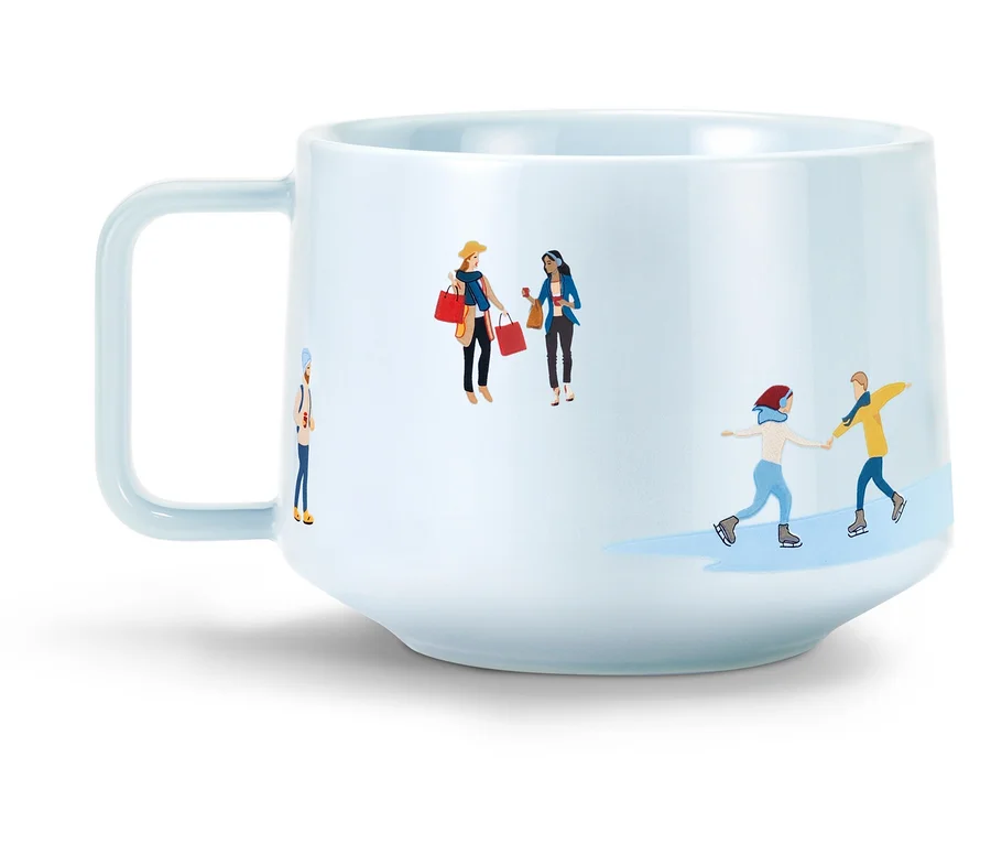 Hellblaue Tasse mit Illustrationen von Menschen beim Einkaufen und Eislaufen.