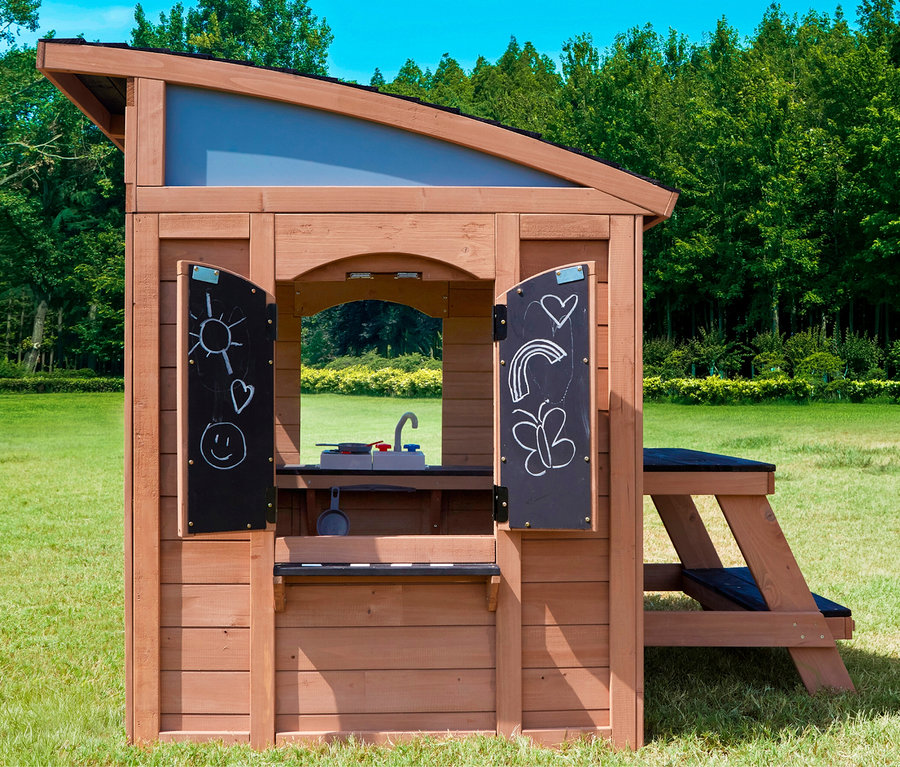 Das Spielhaus Trolli aus Holz mit zwei Tafeltüren steht auf einer Wiese. Auf den Tafeln sind Kreidezeichnungen.